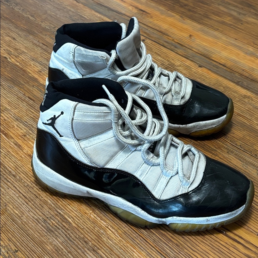 Air Jordan 11 Retro Athletic Basketball Sneakers Size 10 Style 37837-100 Nike